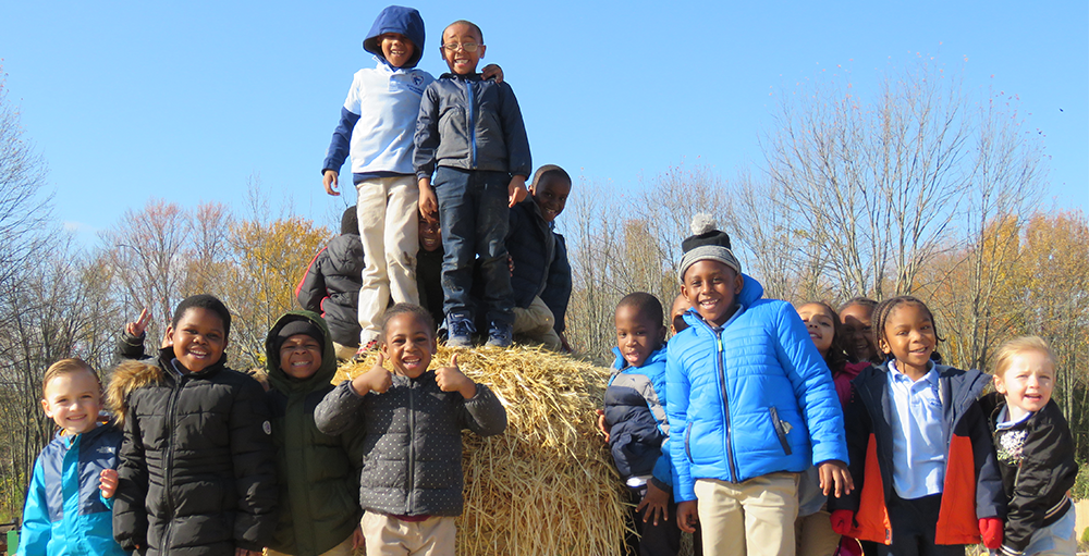 Kindergarten and first grade Atoms visit The Pumpkin Hollow for a fall field trip