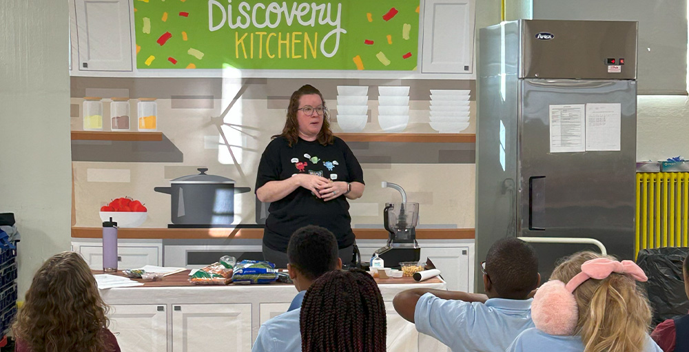 Citizenship & Science Academy of Syracuse Students Make Chocolate Hummus Snack in the Discovery Kitchen